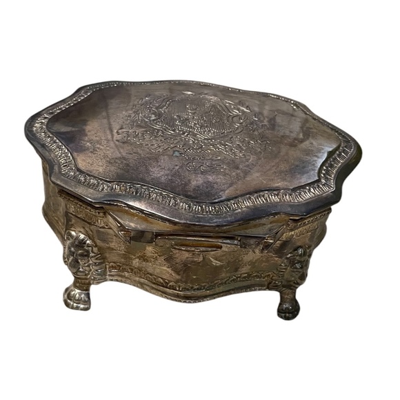 Vintage Silver Plate Footed Hinged Trinket Box With Royal Crest Lid Lion's Head - Picture 2 of 10